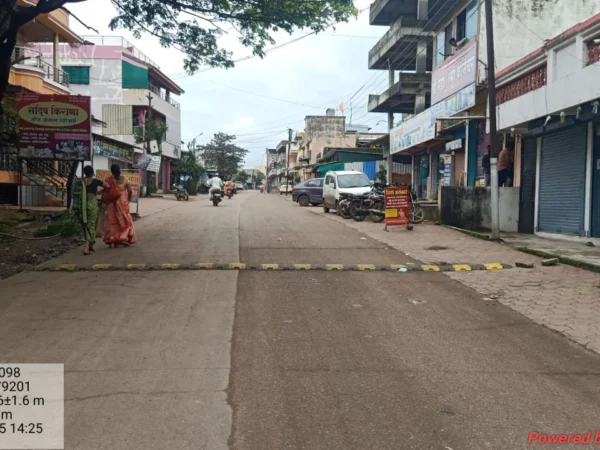गावातील मुख्य रस्ता